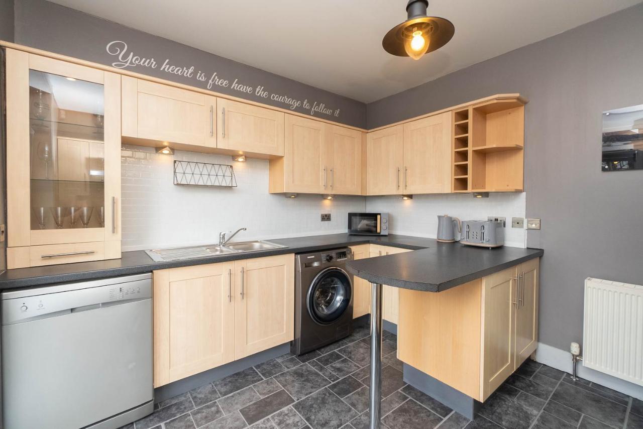 Dwellcome Home: 3-bedroom Garden Retreat With Fast Wi-fi Holiday home Aberdeen