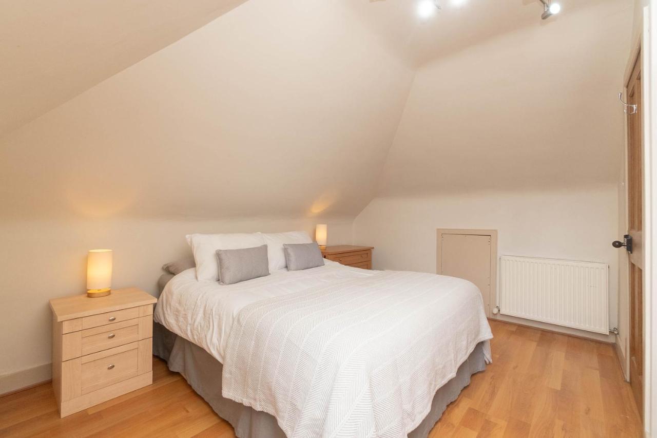 Dwellcome Home: 3-bedroom Garden Retreat With Fast Wi-fi *