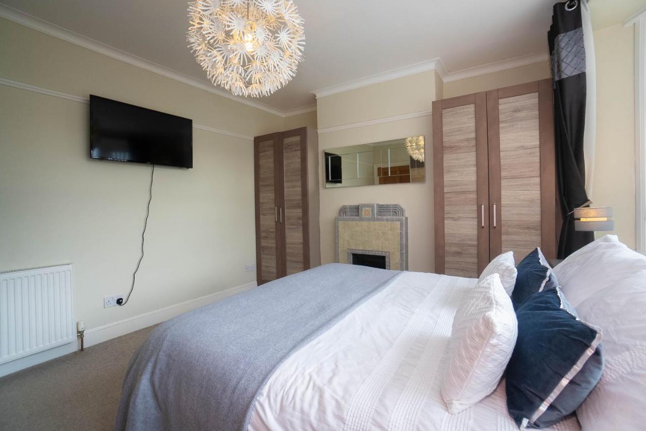 Dwellcome Home: 3-bedroom Garden Retreat With Fast Wi-fi