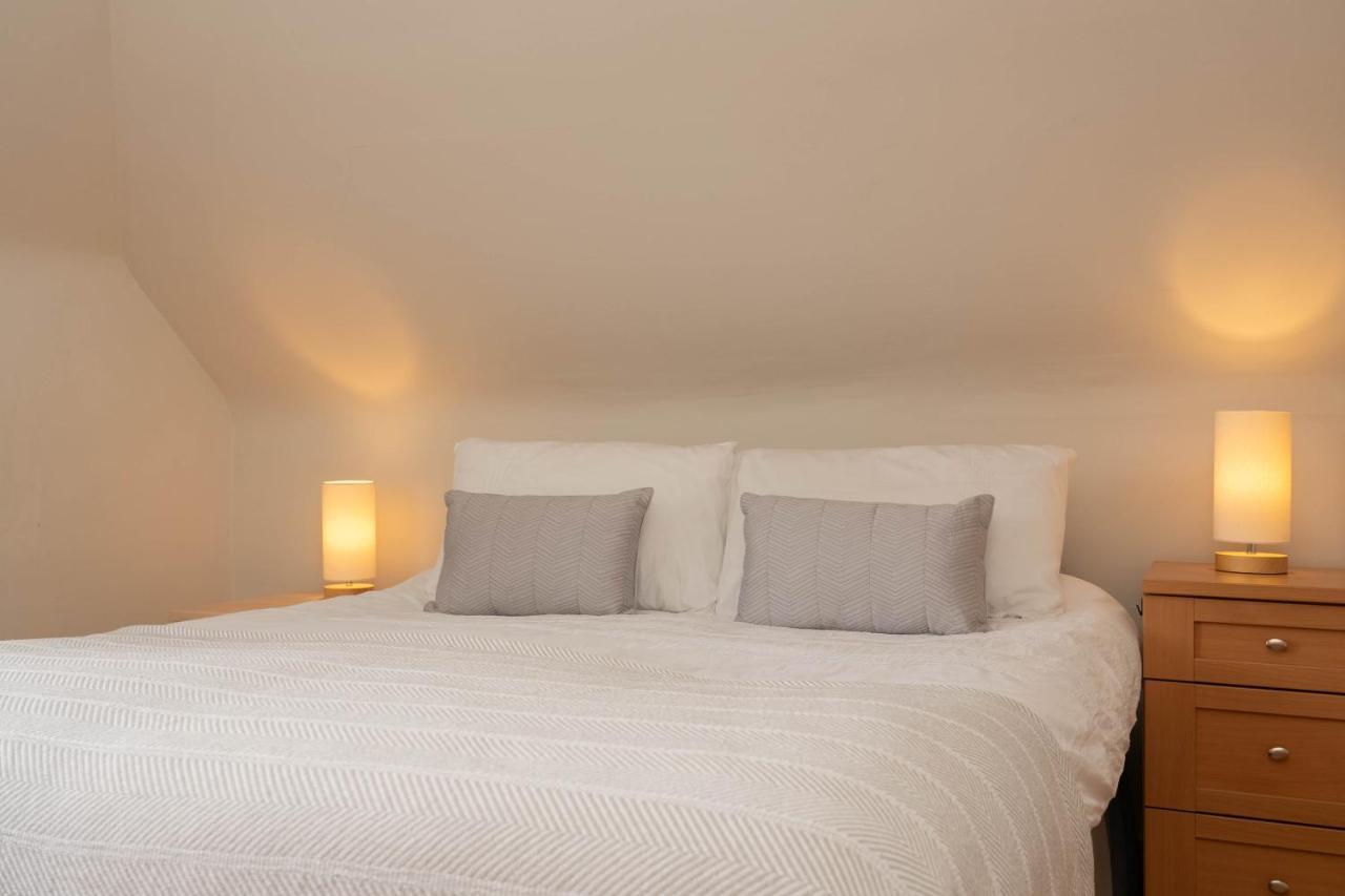 Dwellcome Home: 3-bedroom Garden Retreat With Fast Wi-fi *
