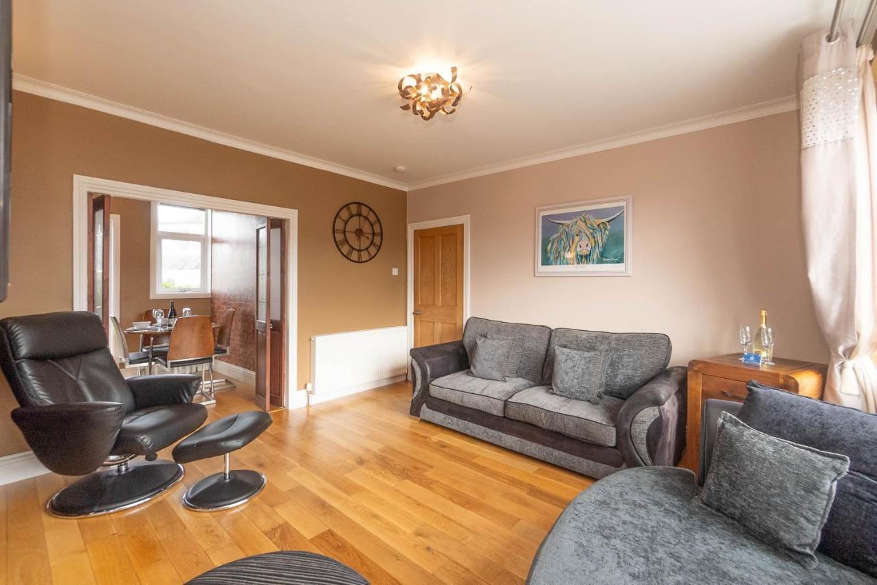 Dwellcome Home: 3-bedroom Garden Retreat With Fast Wi-fi Holiday home *