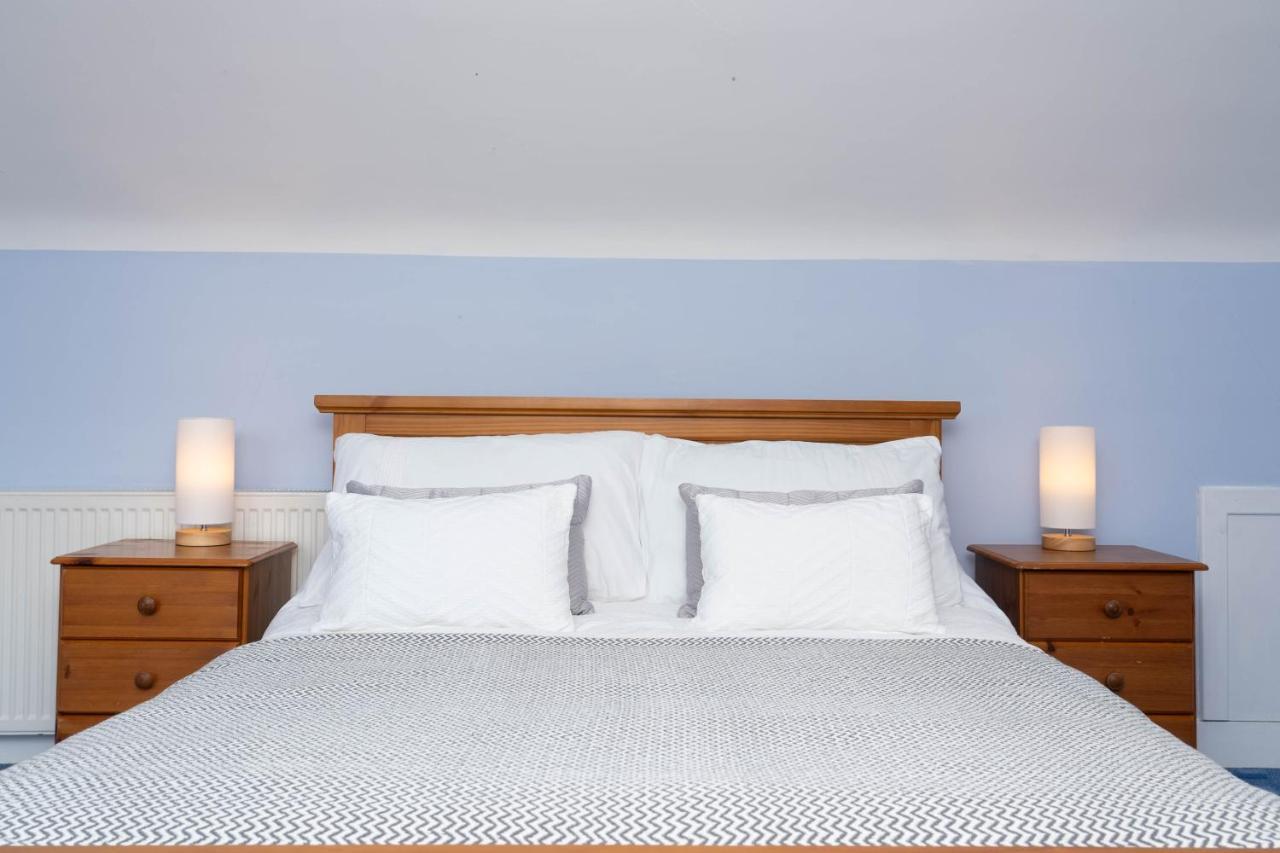 Dwellcome Home: 3-bedroom Garden Retreat With Fast Wi-fi Holiday home