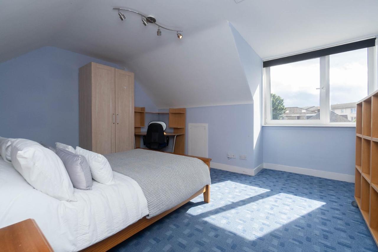 Dwellcome Home: 3-bedroom Garden Retreat With Fast Wi-fi Holiday home