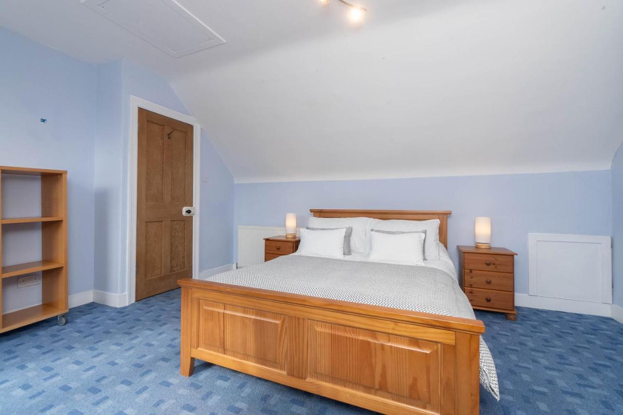 Holiday home Dwellcome Home: 3-bedroom Garden Retreat With Fast Wi-fi *