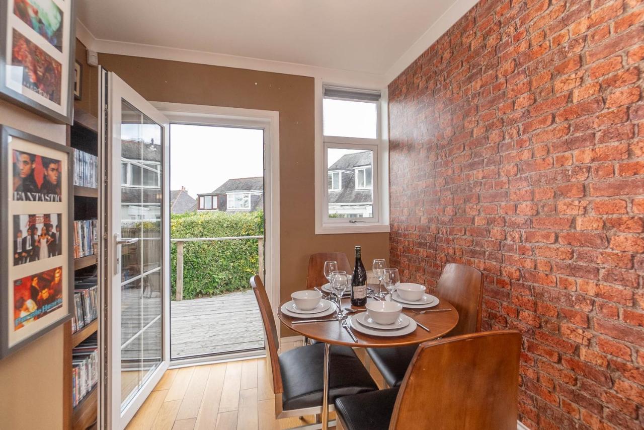 Holiday home Dwellcome Home: 3-bedroom Garden Retreat With Fast Wi-fi