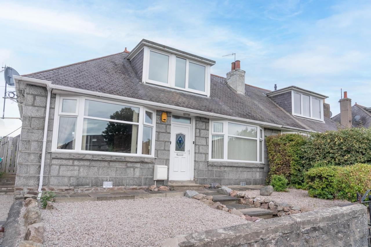 Holiday home Dwellcome Home: 3-bedroom Garden Retreat With Fast Wi-fi *