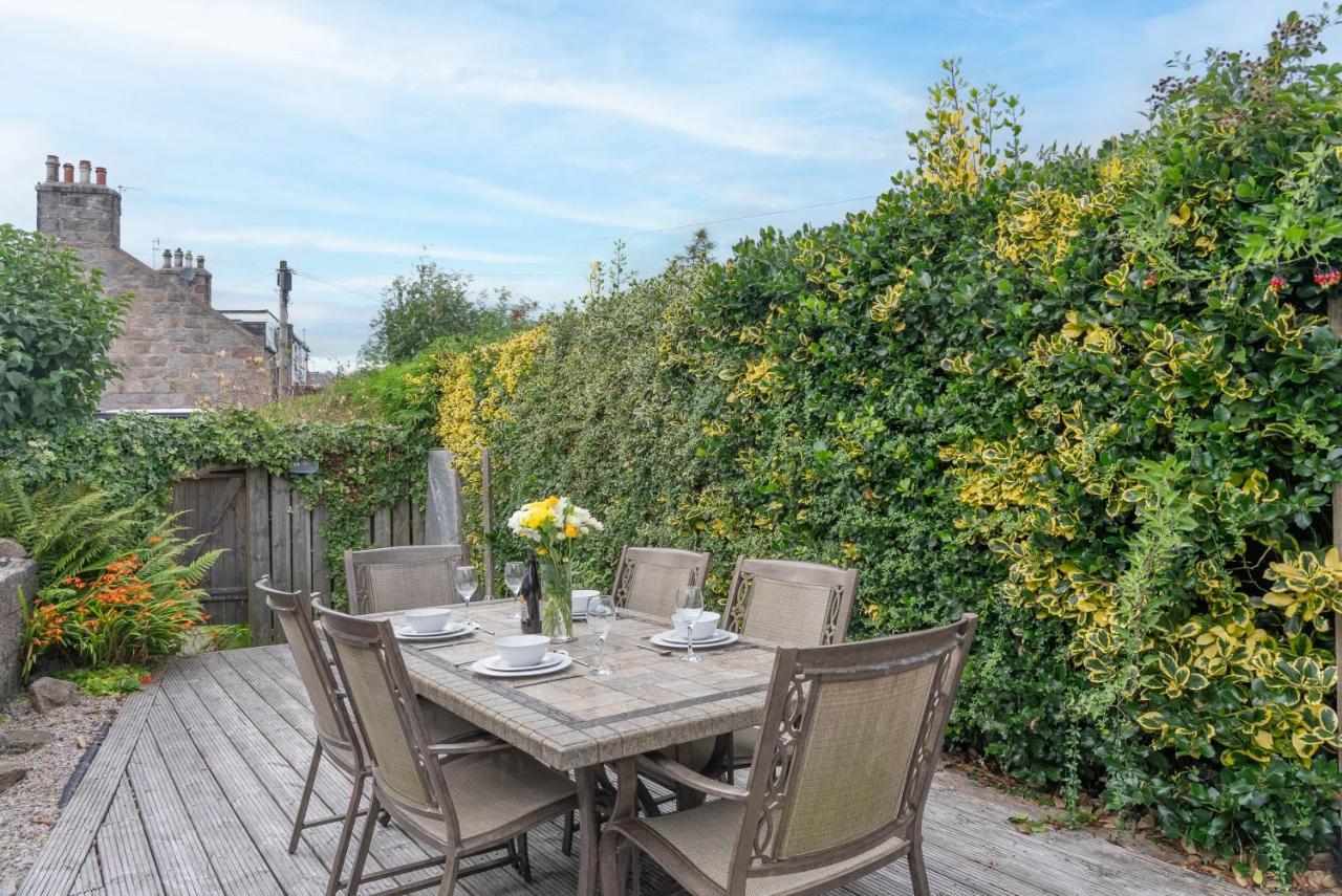Dwellcome Home: 3-bedroom Garden Retreat With Fast Wi-fi
