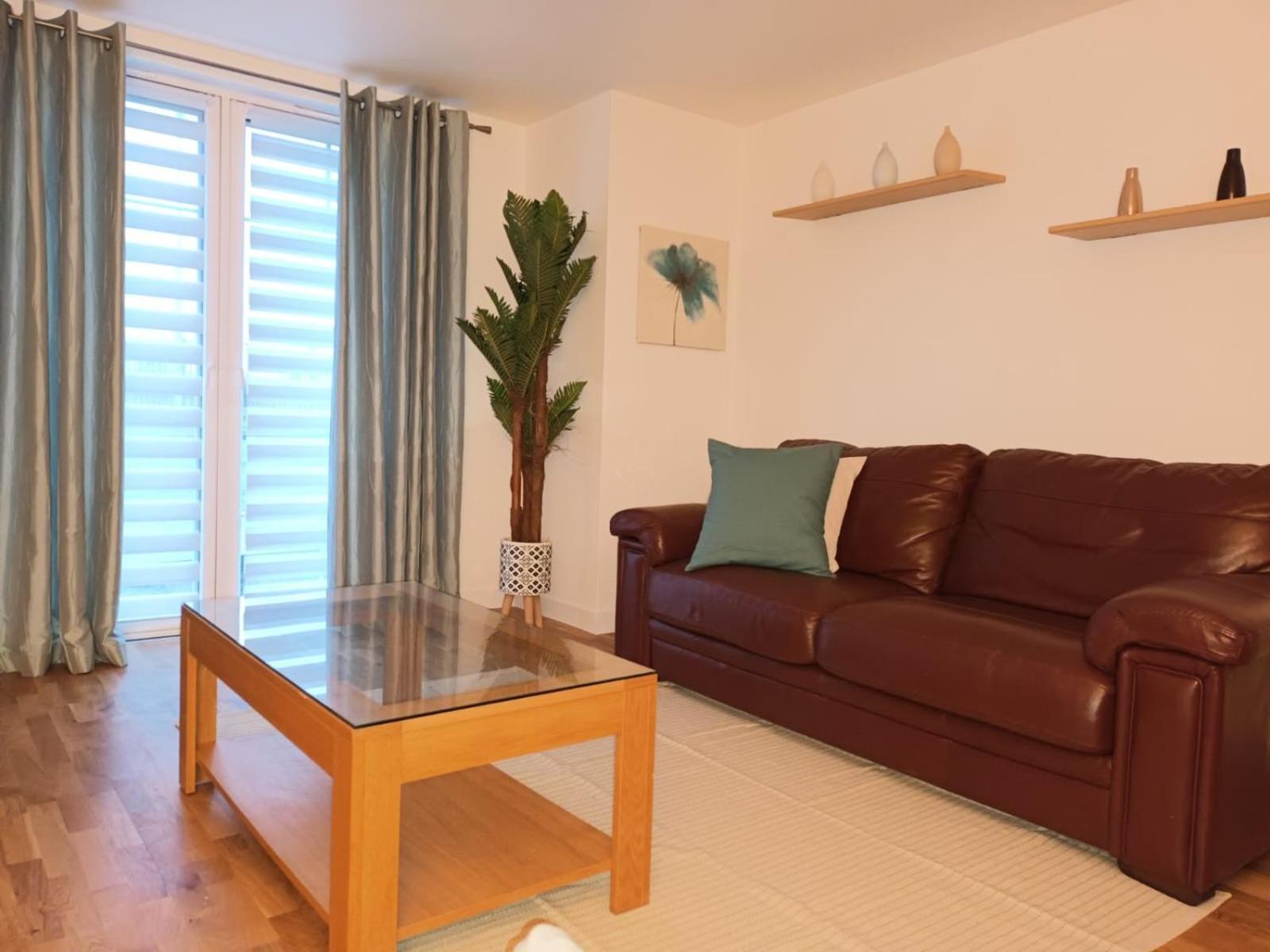 Spacious Elegant 2-br In Centre Apartment