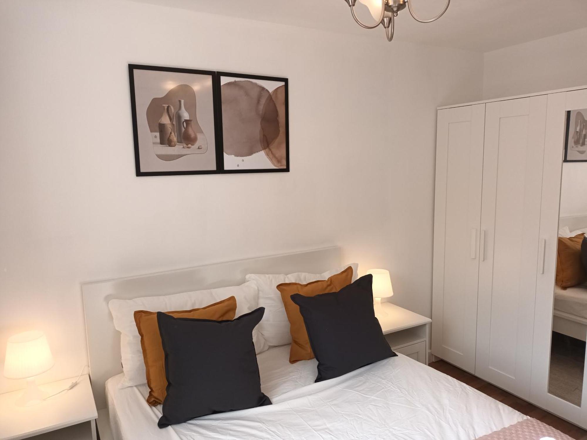 Spacious Elegant 2-br In Centre Apartment *