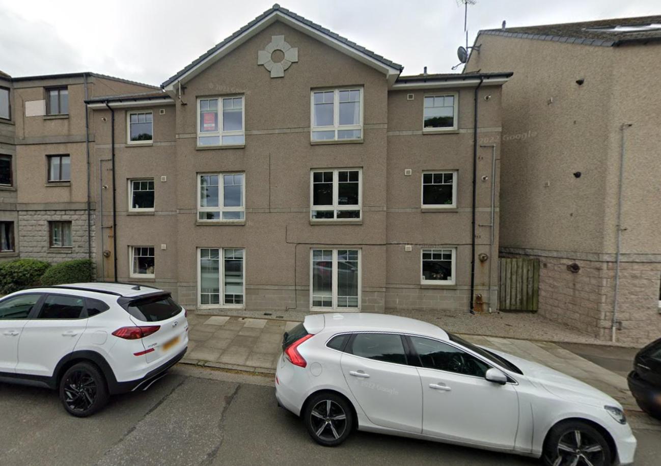 Spacious Elegant 2-br In Centre Apartment