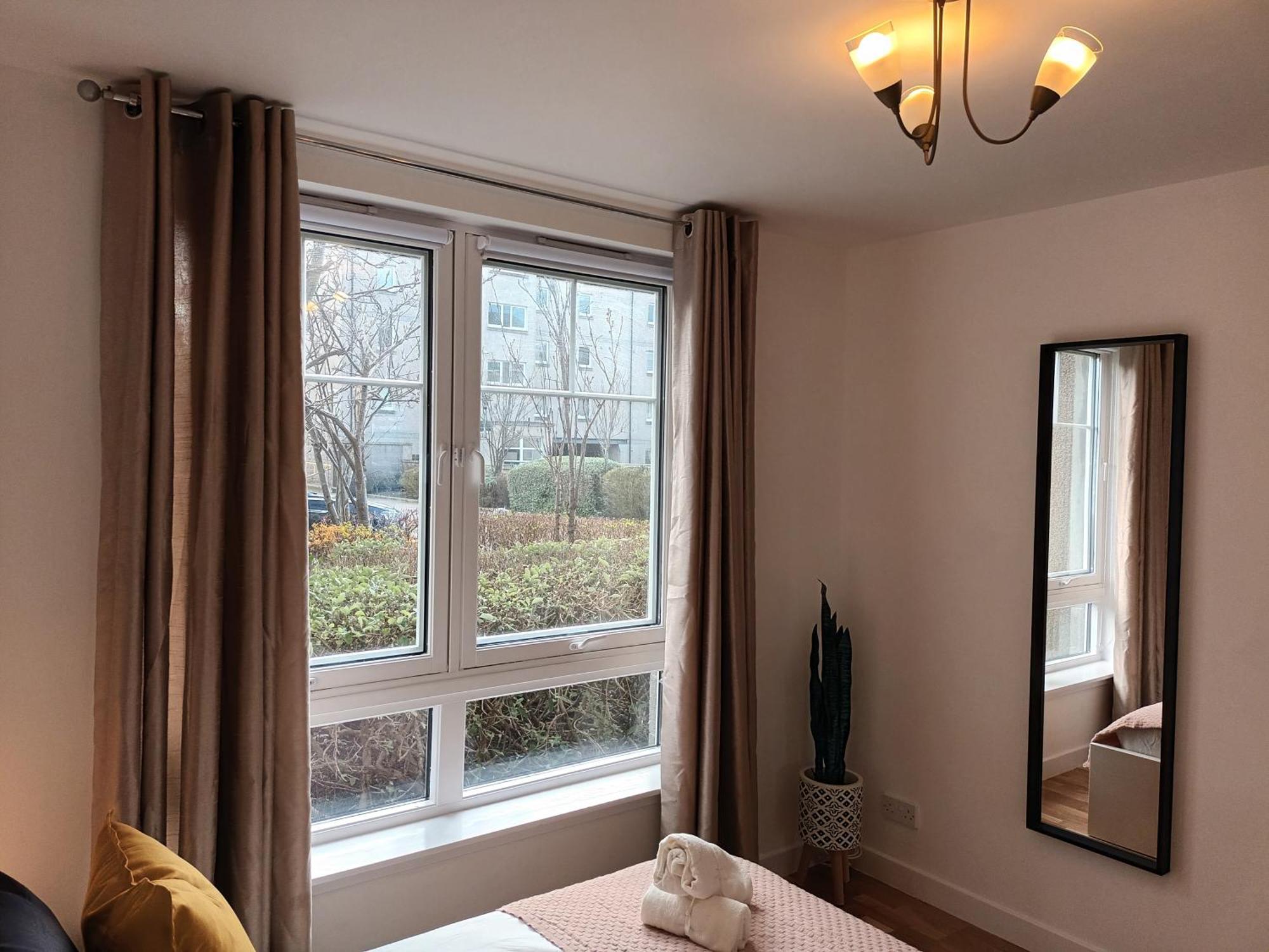 Spacious Elegant 2-br In Centre Apartment *