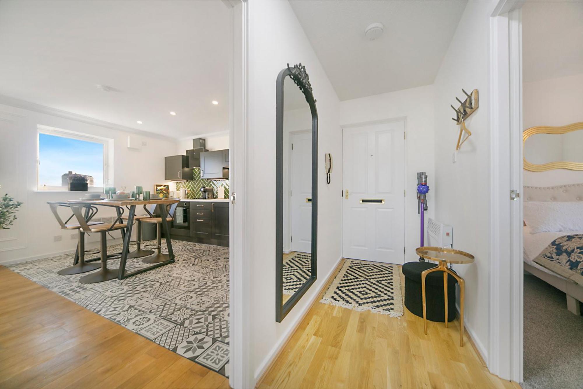 Bohemian Raphsody ✪ Grampian Lettings Ltd Apartment