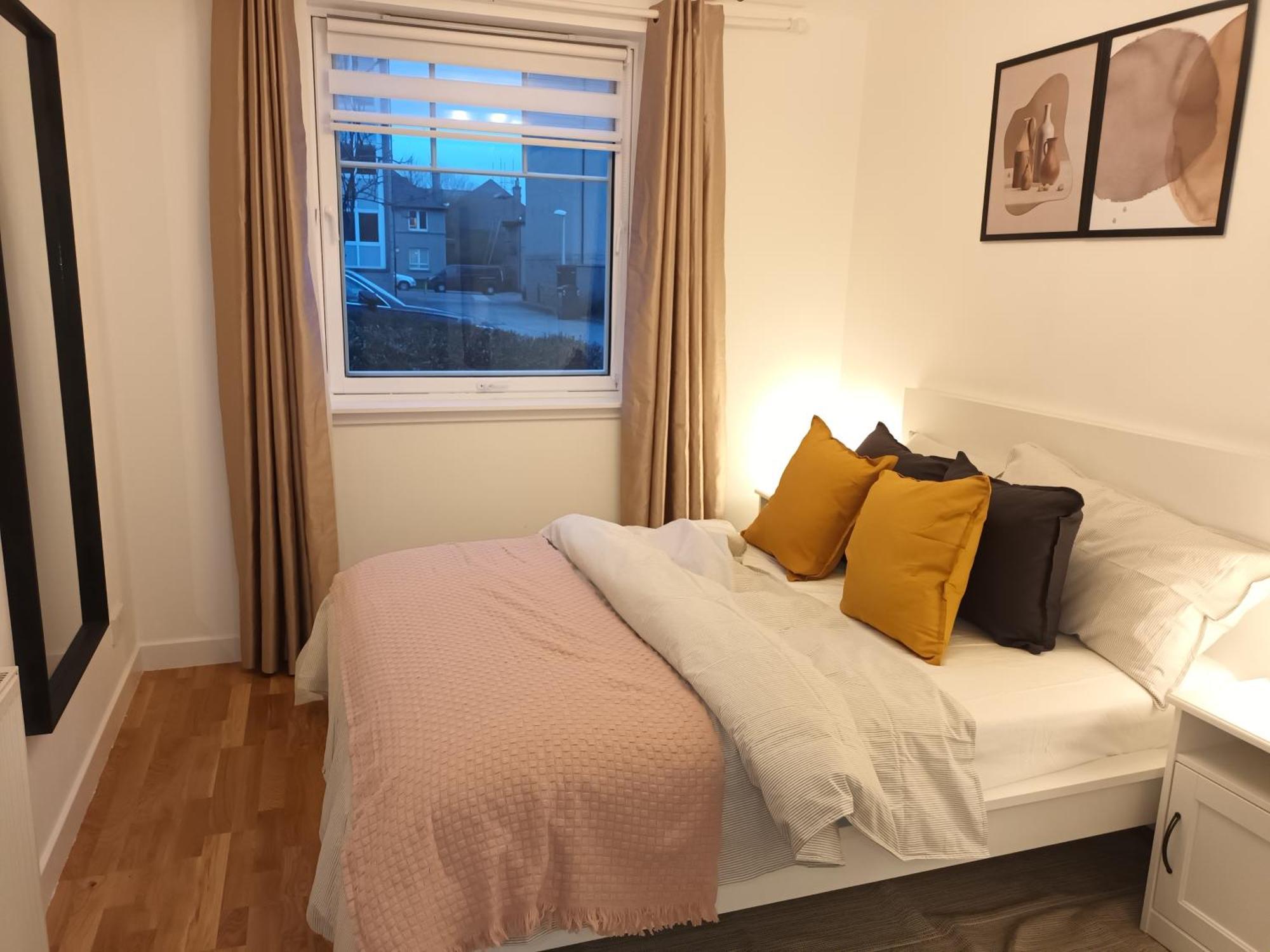 Spacious Elegant 2-br In Centre Apartment *