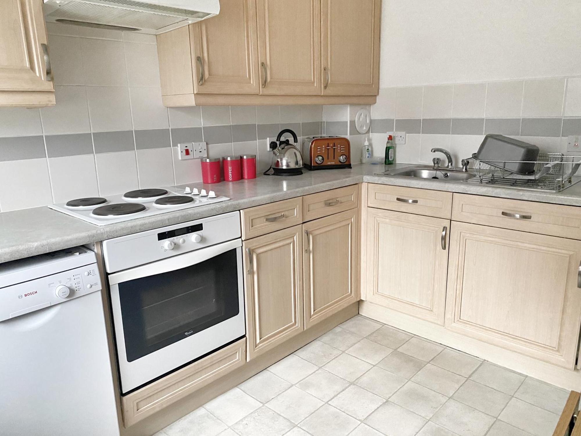 Apartment Ground Floor 1 Bed With Parking *