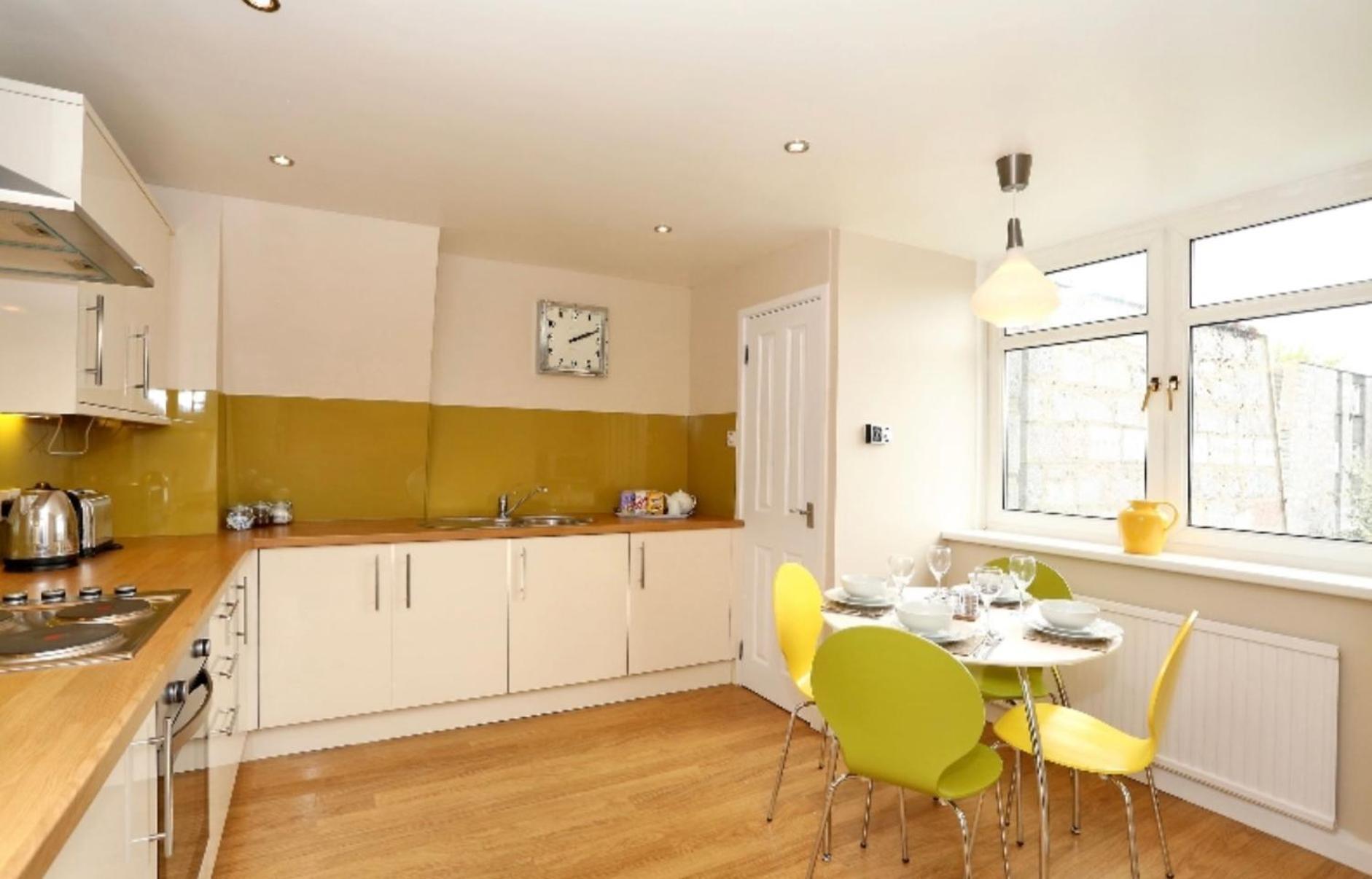 From - Claremont Apartamento *