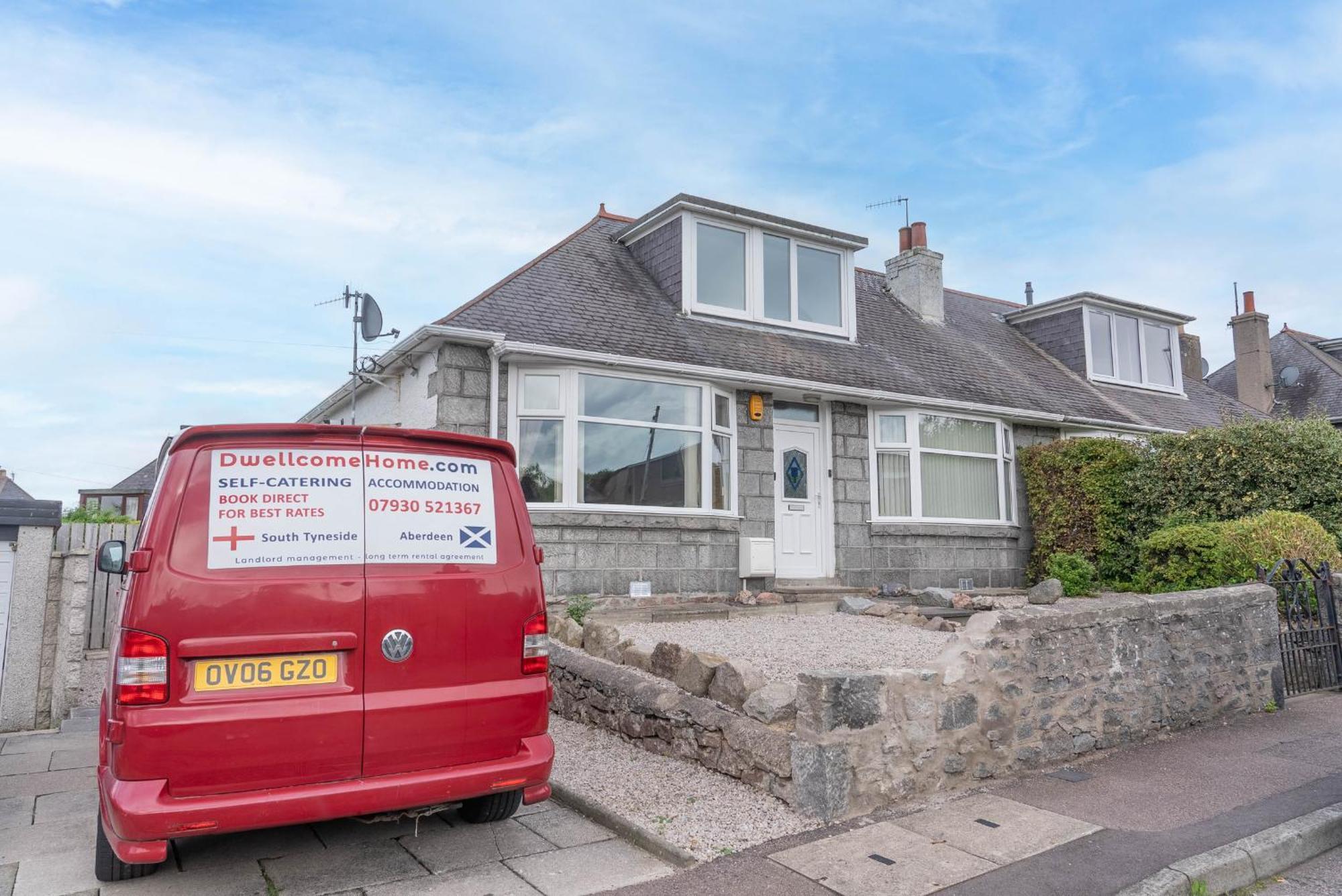 Dwellcome Home: 3-bedroom Garden Retreat With Fast Wi-fi Holiday home