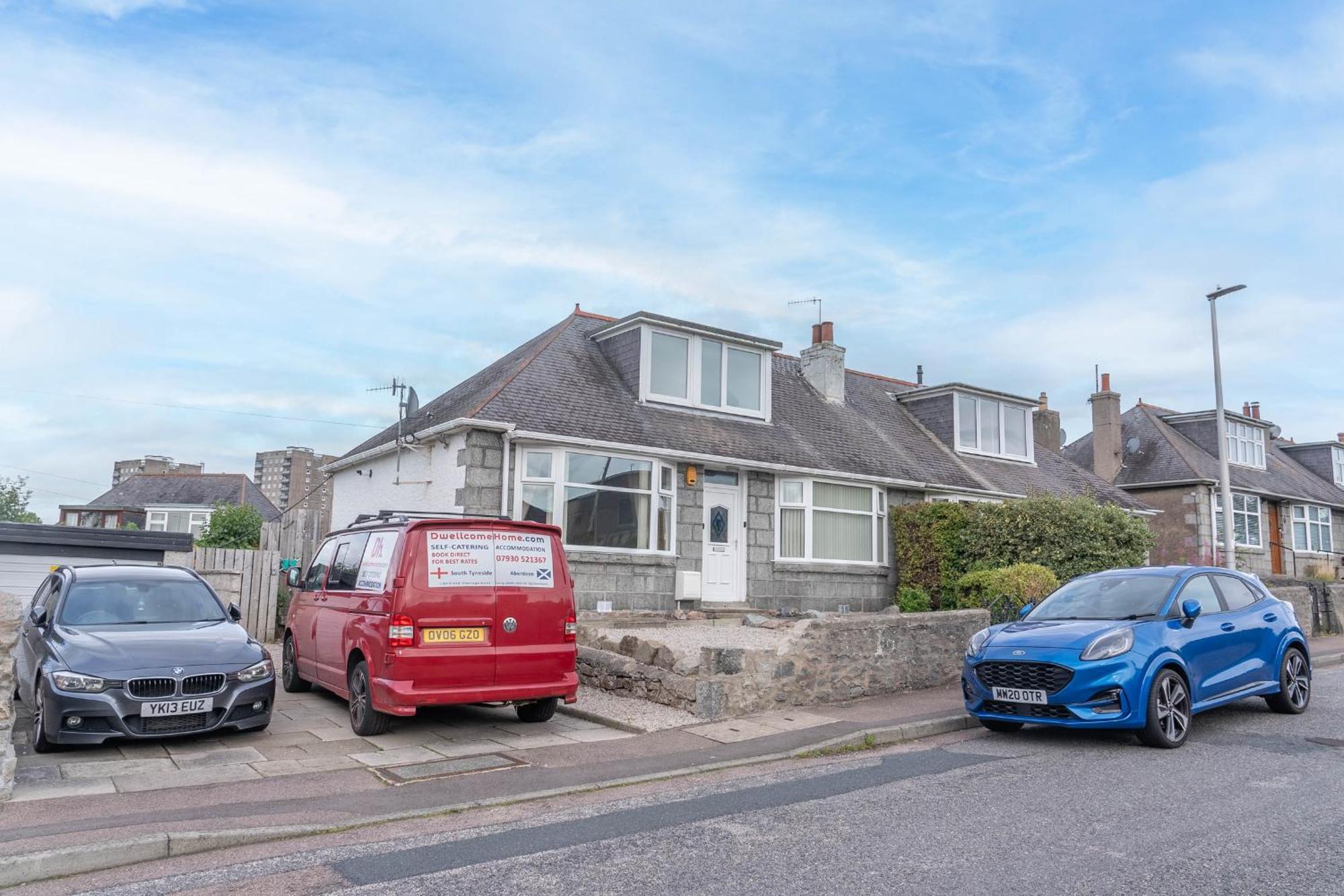 Dwellcome Home: 3-bedroom Garden Retreat With Fast Wi-fi Holiday home *