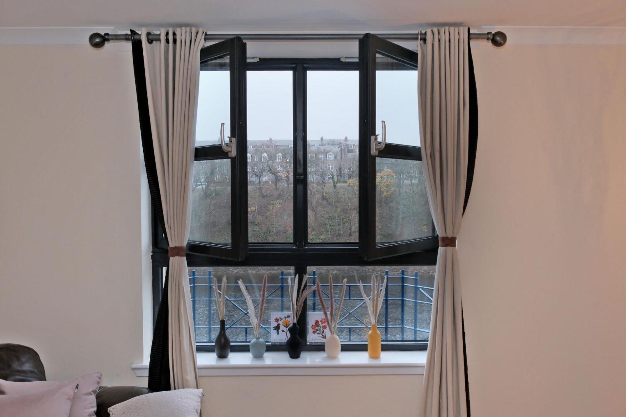 Riverview-2br-sleeps4-citycentre-parking-fastwifi Apartment