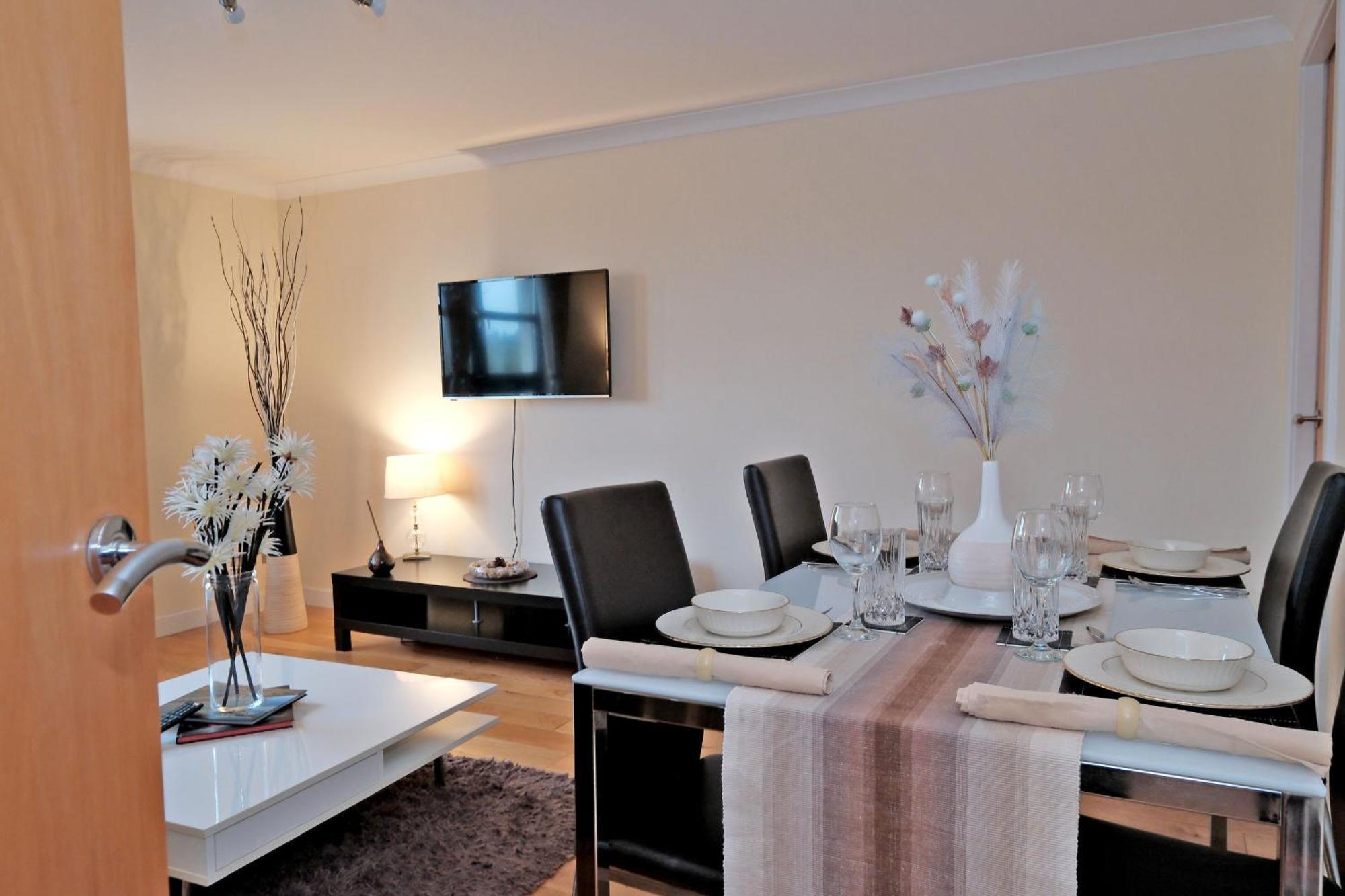 Apartment Riverview-2br-sleeps4-citycentre-parking-fastwifi *