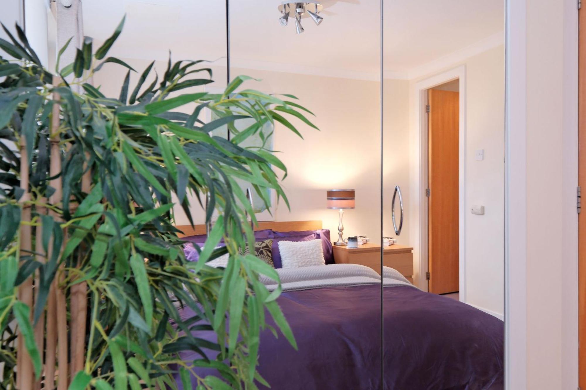 Riverview-2br-sleeps4-citycentre-parking-fastwifi *