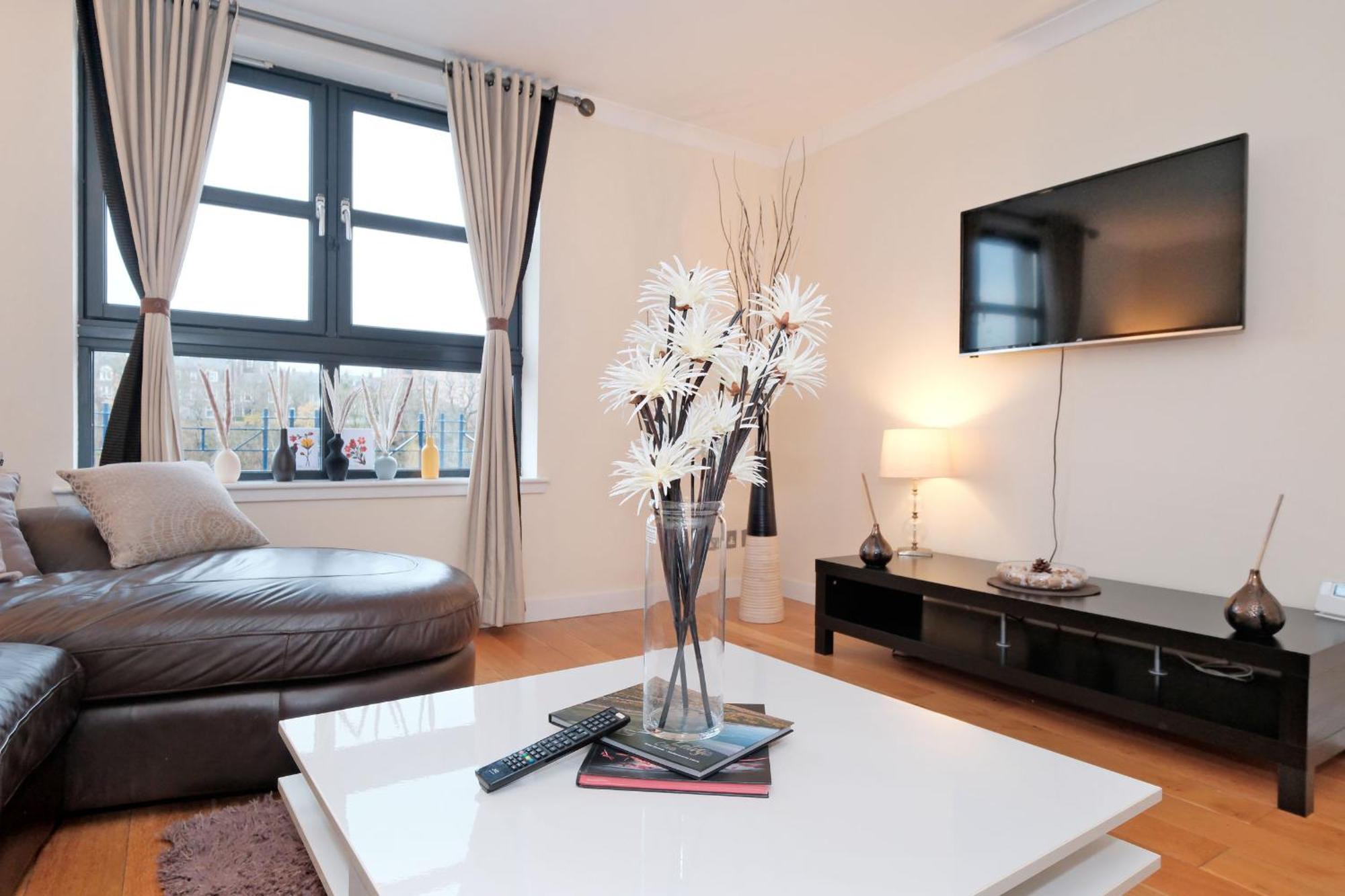 Riverview-2br-sleeps4-citycentre-parking-fastwifi Apartment