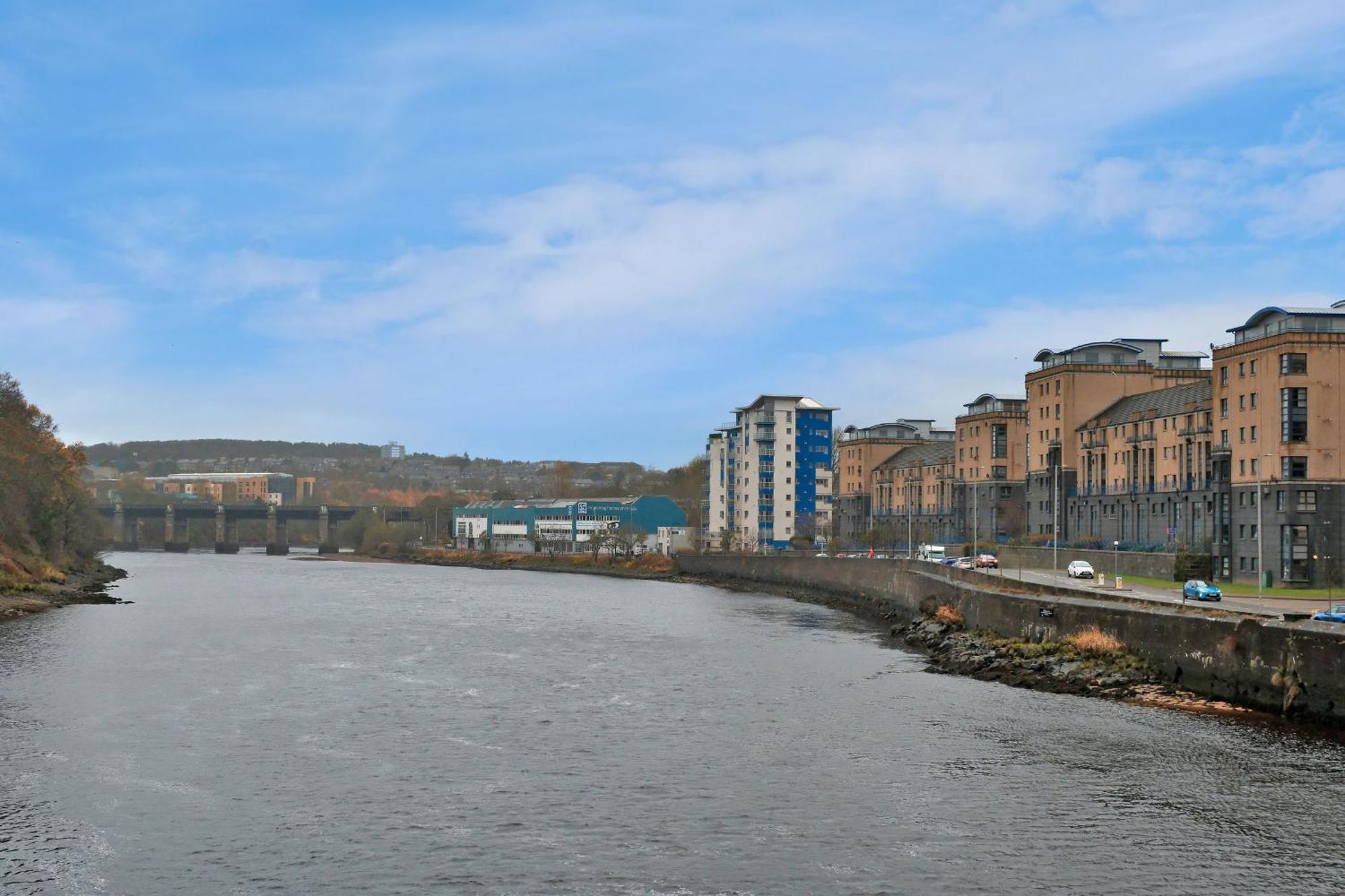 Riverview-2br-sleeps4-citycentre-parking-fastwifi *