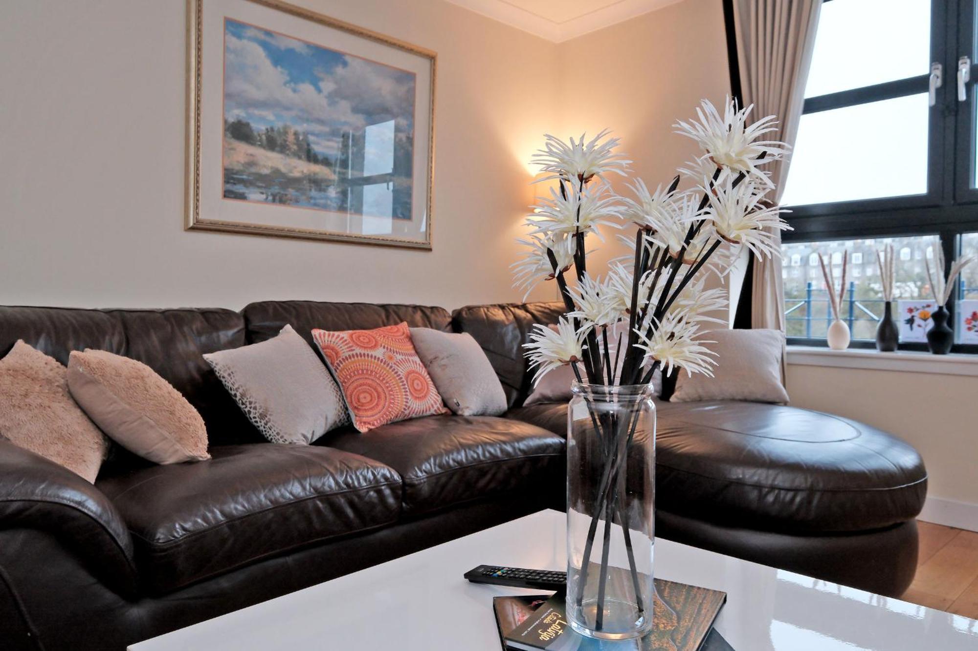 Riverview-2br-sleeps4-citycentre-parking-fastwifi