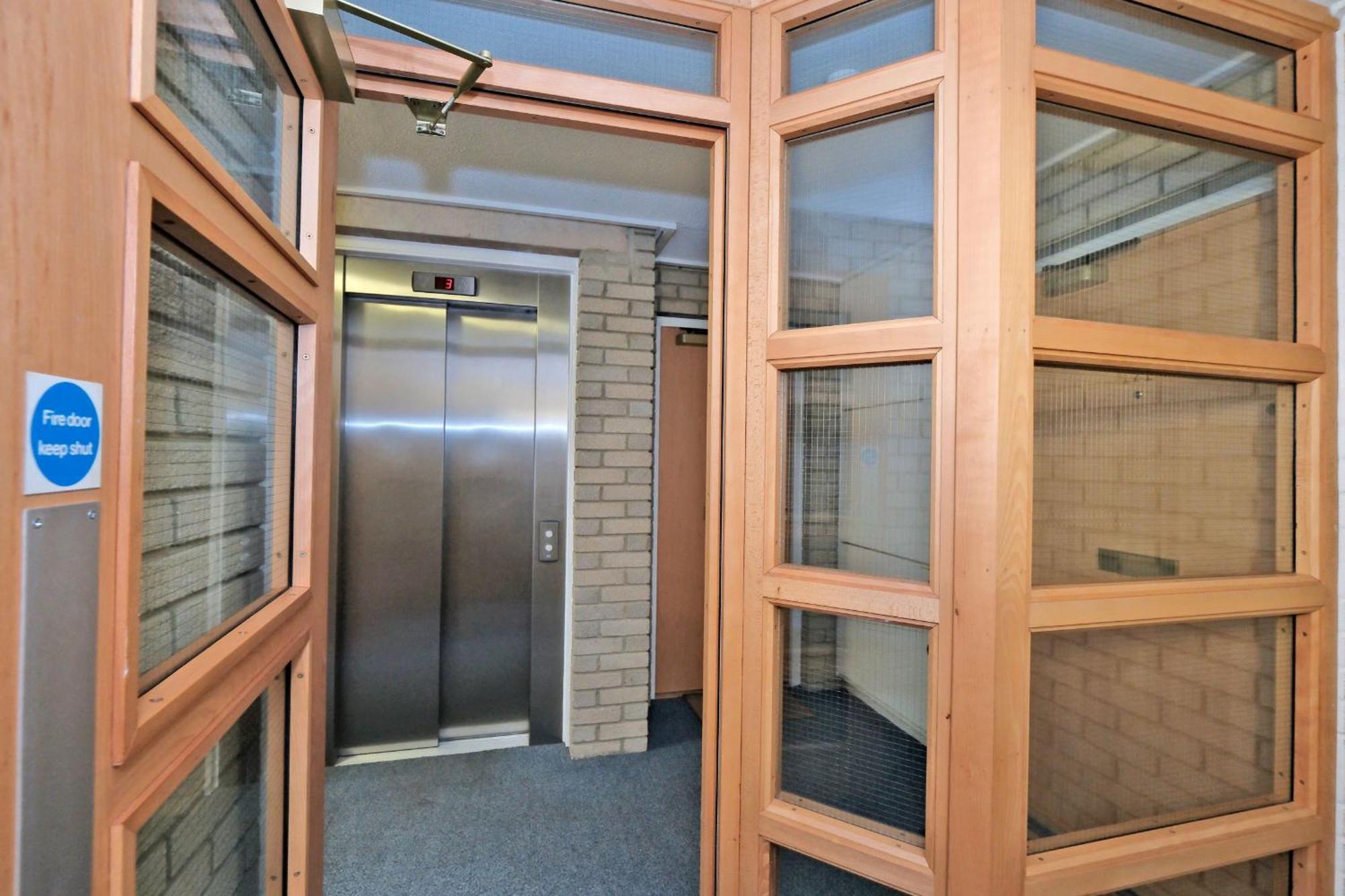 Riverview-2br-sleeps4-citycentre-parking-fastwifi Apartment