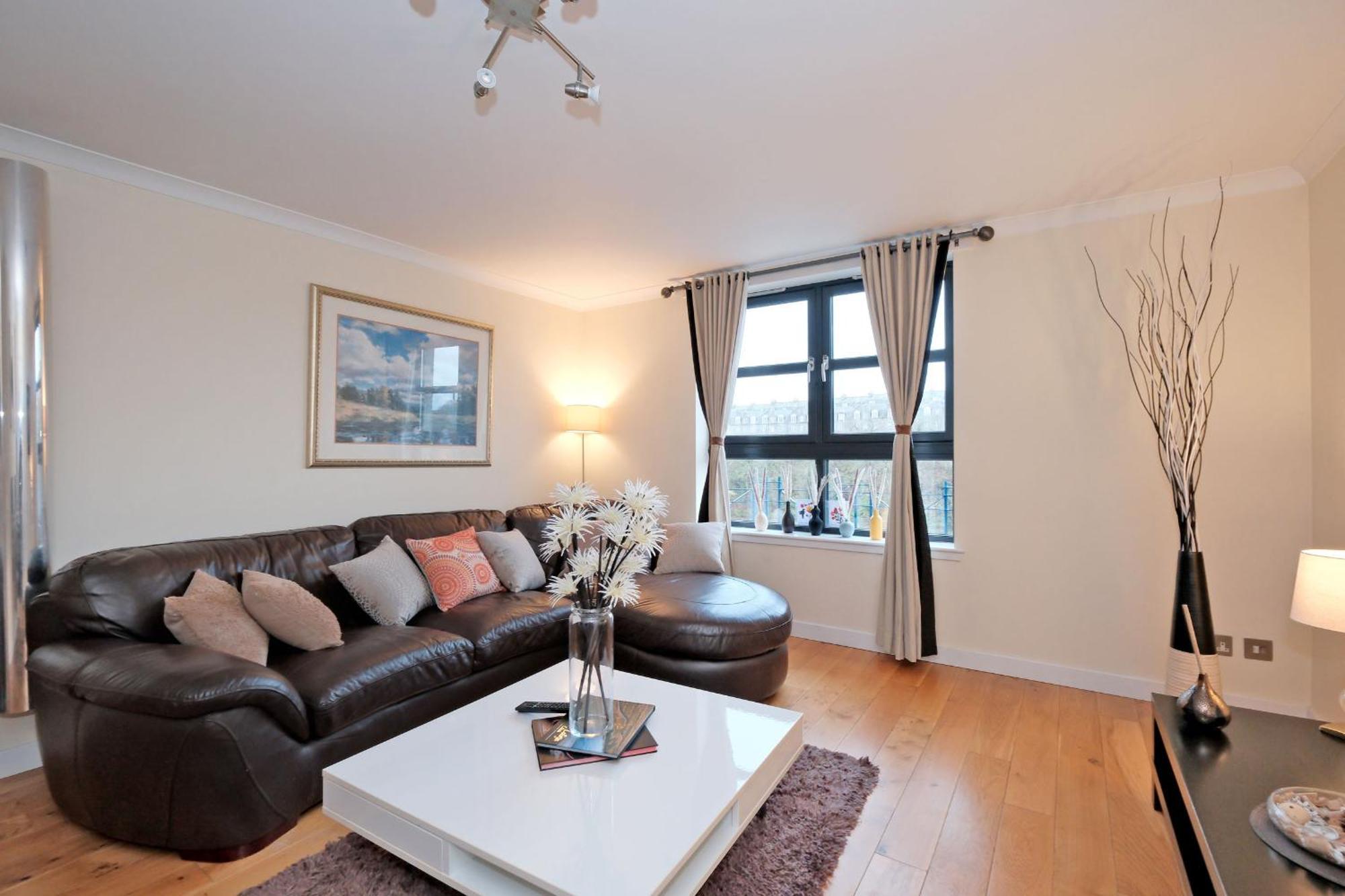 Riverview-2br-sleeps4-citycentre-parking-fastwifi Apartment *