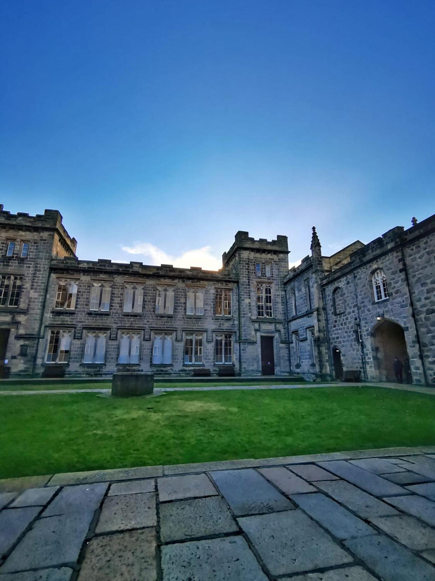 Modern & Cosy In The Heart Of The Historic Old Town Of Aberdeen, Free Wifi, Free Parking Apartment