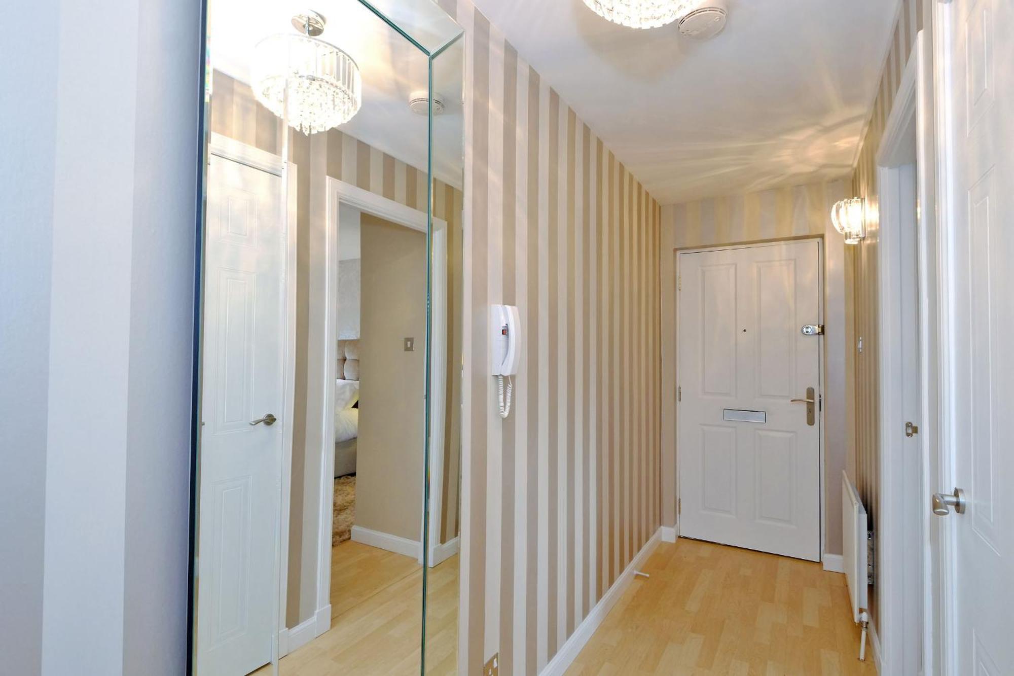 Apartment Fonthill - Central, Free Parking Off Street