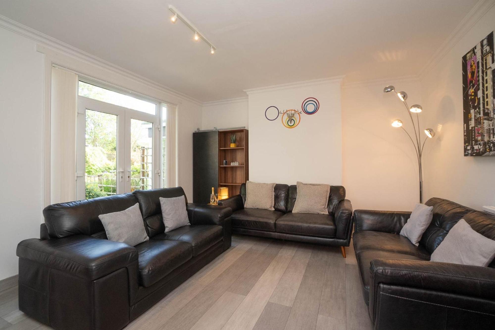 Dwellcome Aberdeen: 5-bedroom Garden House With Fast Wi-fi Holiday home *