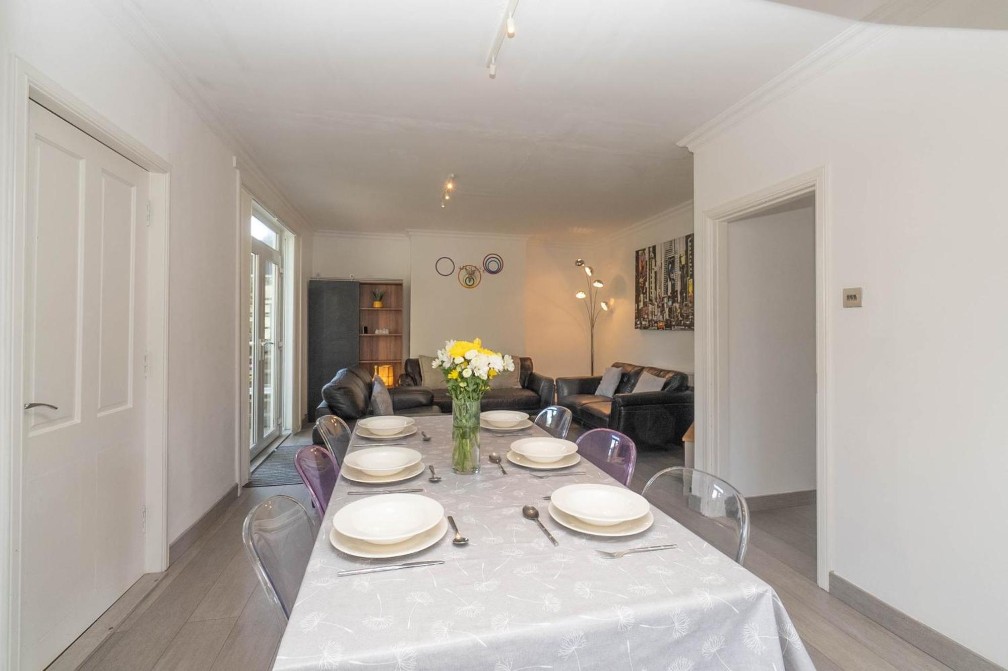 Holiday home Dwellcome Aberdeen: 5-bedroom Garden House With Fast Wi-fi Aberdeen