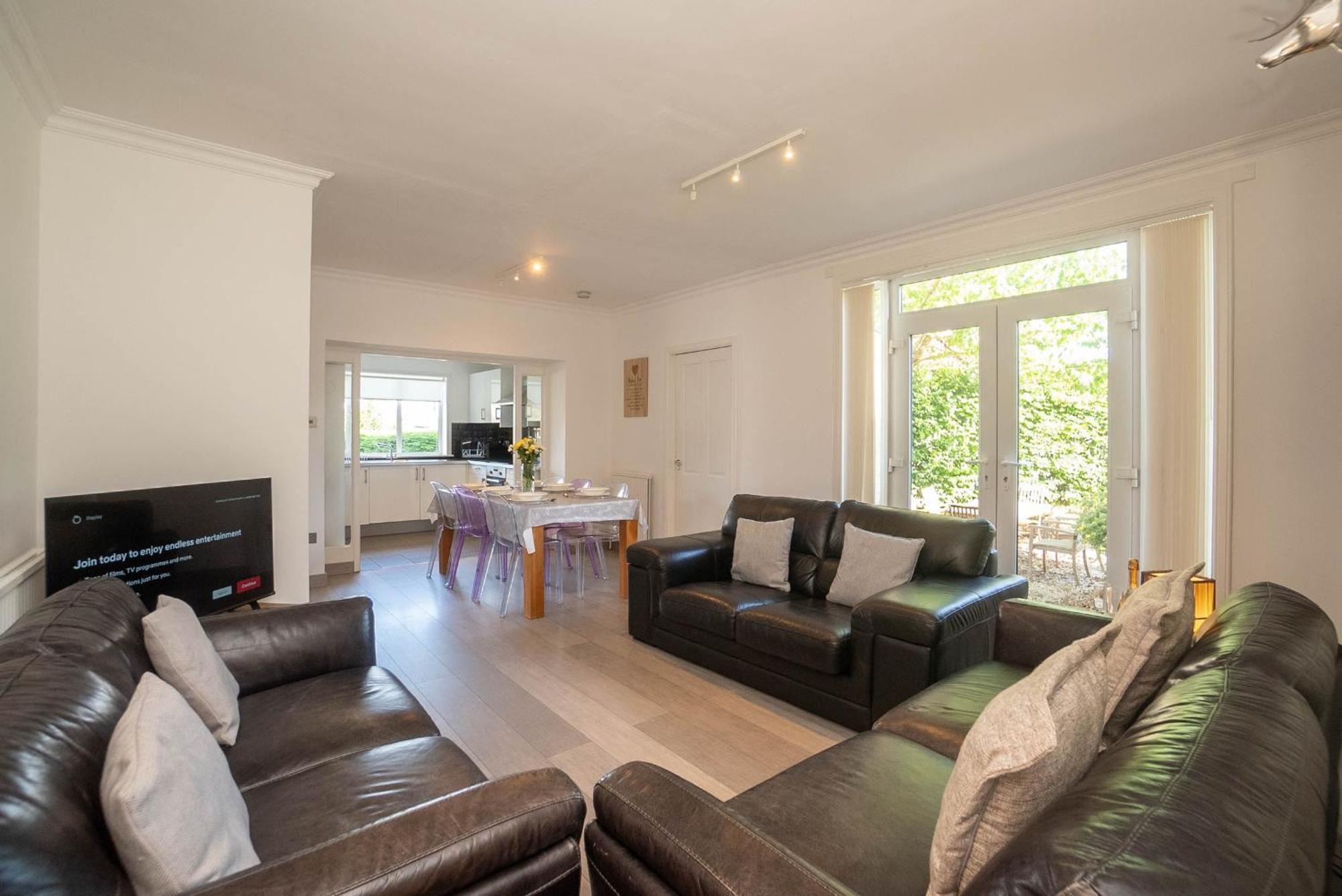 Dwellcome Aberdeen: 5-bedroom Garden House With Fast Wi-fi Holiday home