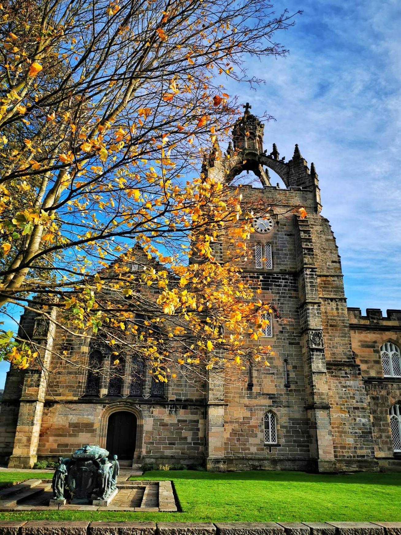 Modern & Cosy In The Heart Of The Historic Old Town Of Aberdeen, Free Wifi, Free Parking Apartment *