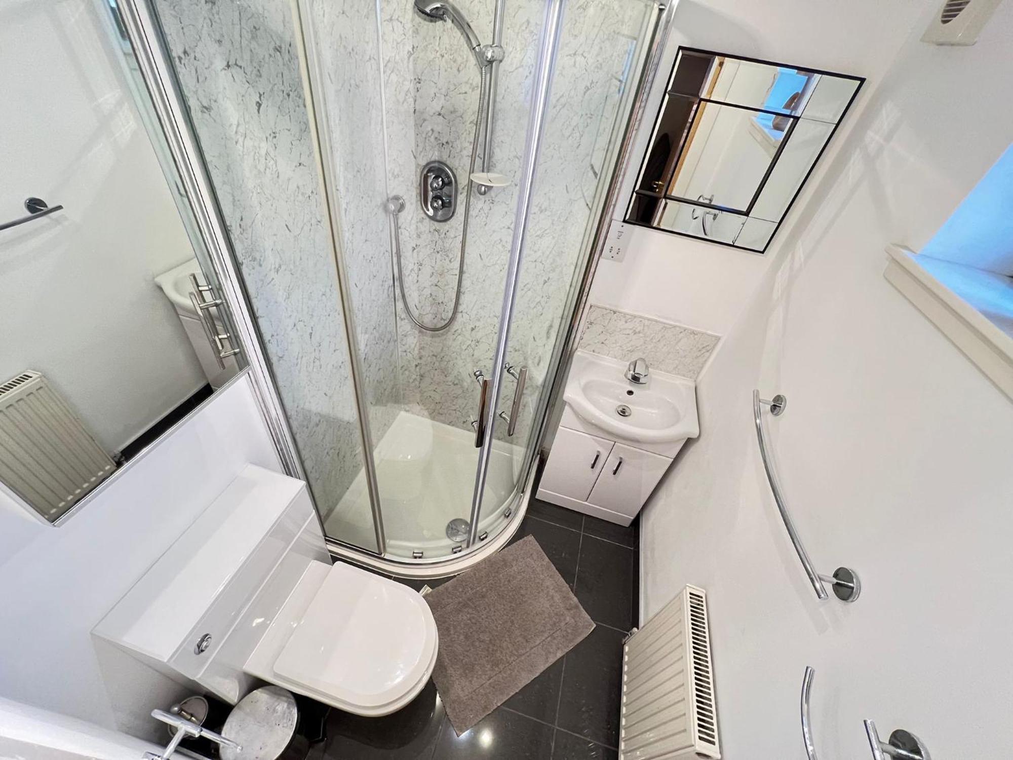 Lovely Two-bed Apt *