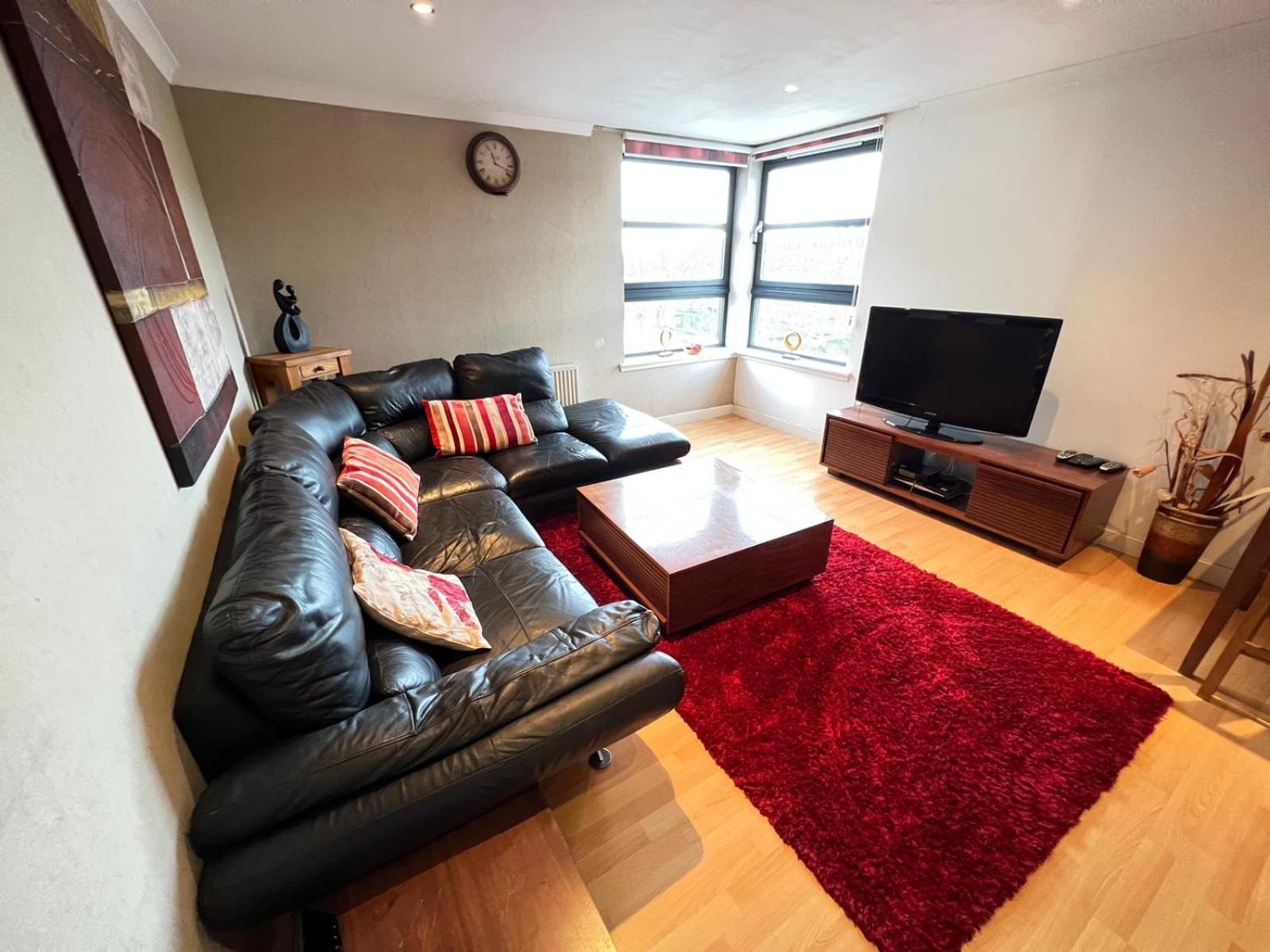 Lovely Two-bed Apt Apartment *