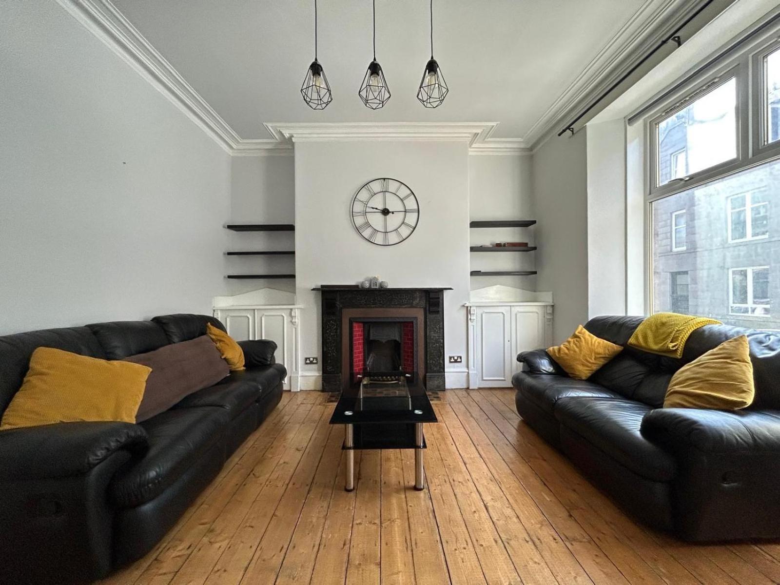 Howburn Place Apartment *