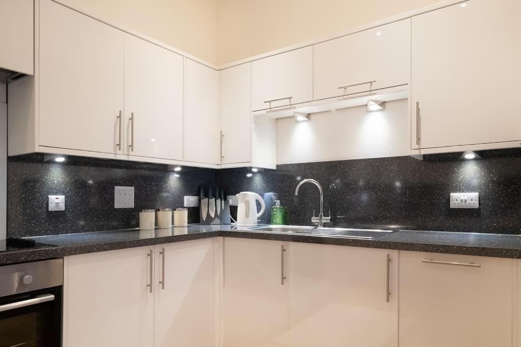 2 Bed 2 Bath Spacious In Apartment *