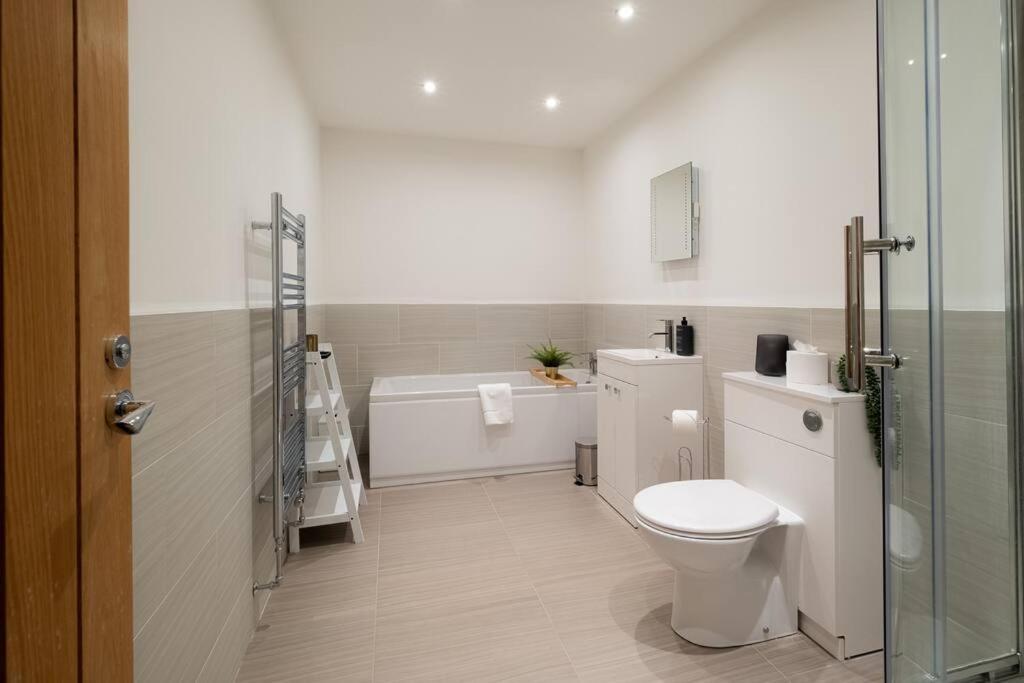 2 Bed 2 Bath Spacious In Aberdeen