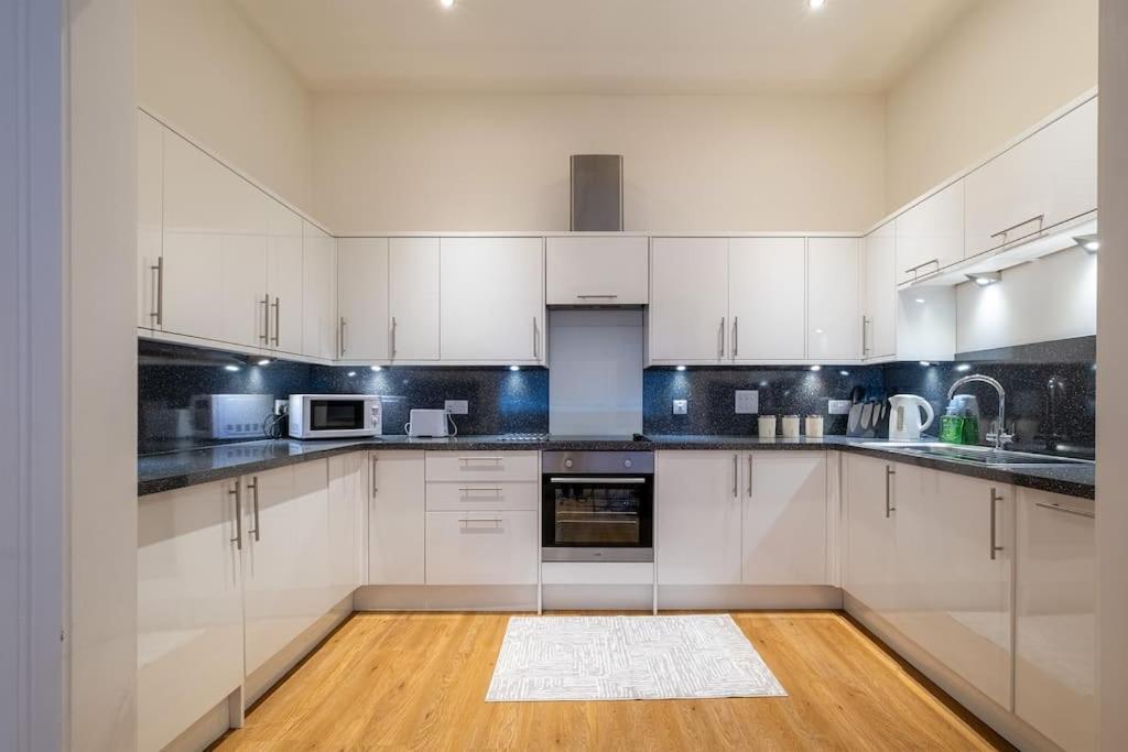 2 Bed 2 Bath Spacious In Aberdeen