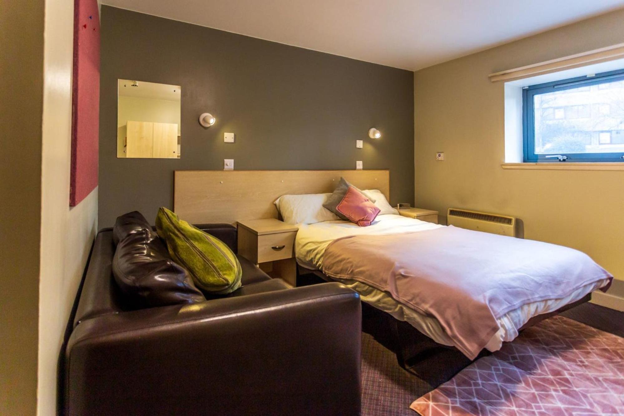 Bright And Chic Private Ensuite With Shared Kitchen At Pittrodrie Street For Students Only