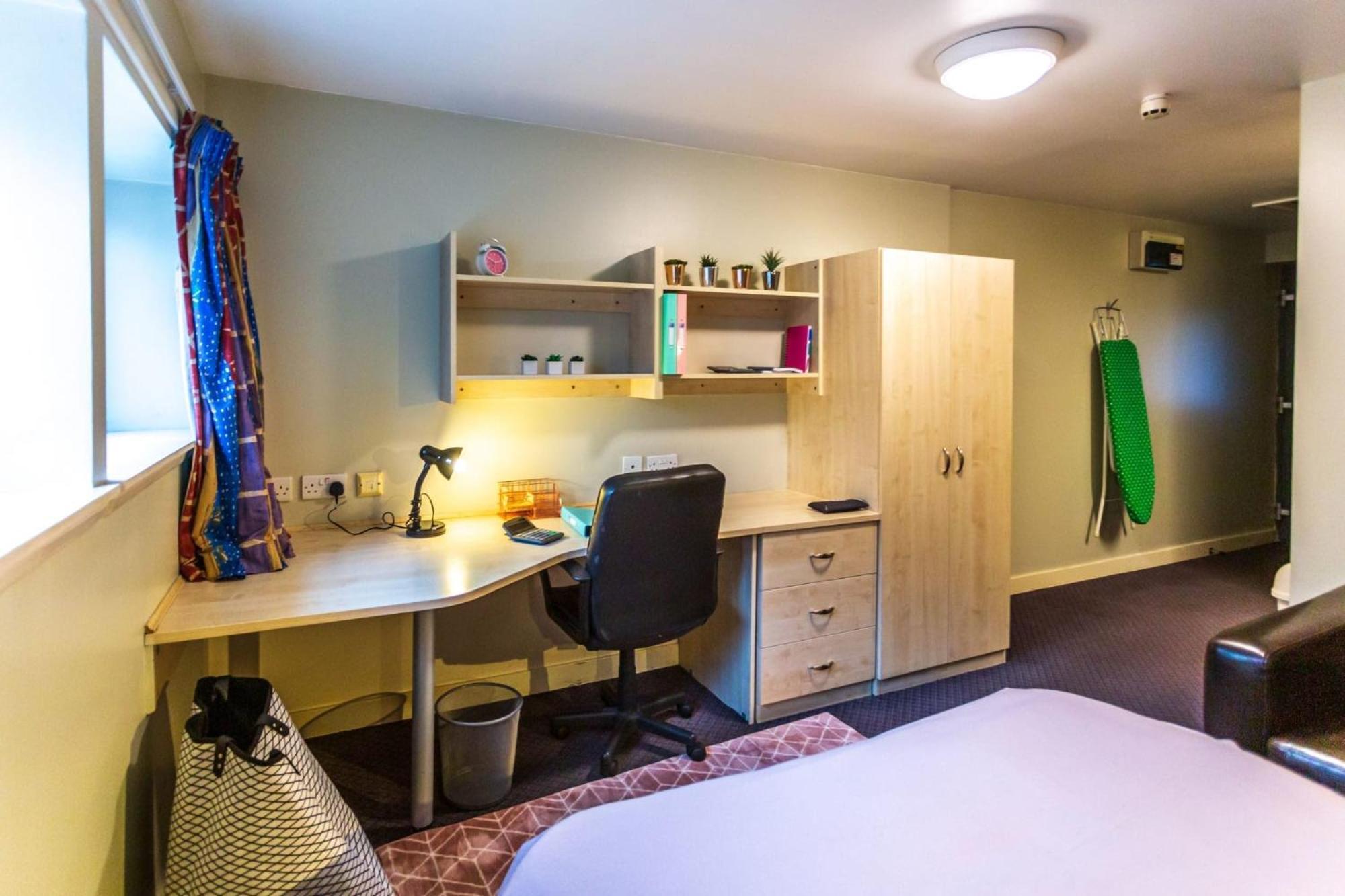 Bright And Chic Private Ensuite With Shared Kitchen At Pittrodrie Street For Students Only