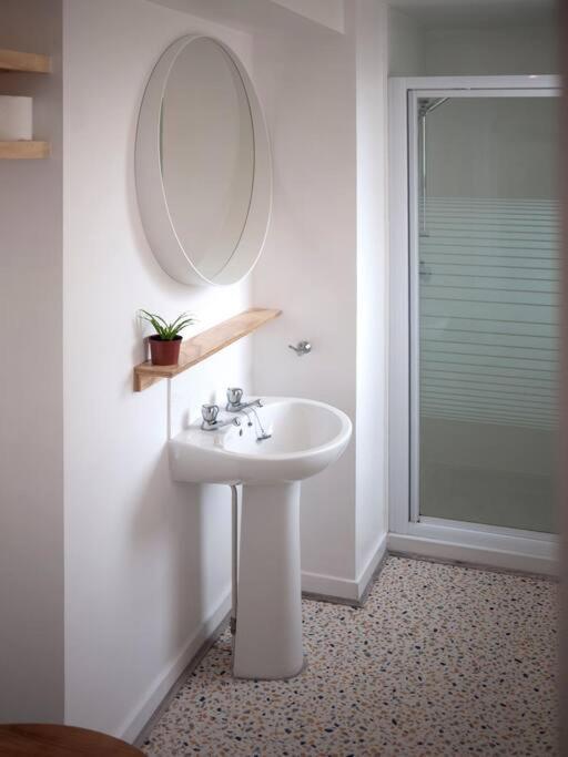 Contemporary 2 Minutes From Station Apartment