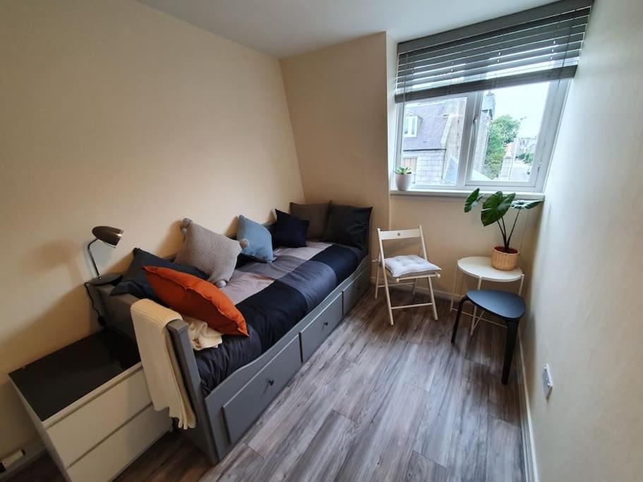 Lovely, Comfortable And Bright 3 Bedroom Floor Flat In Centre *