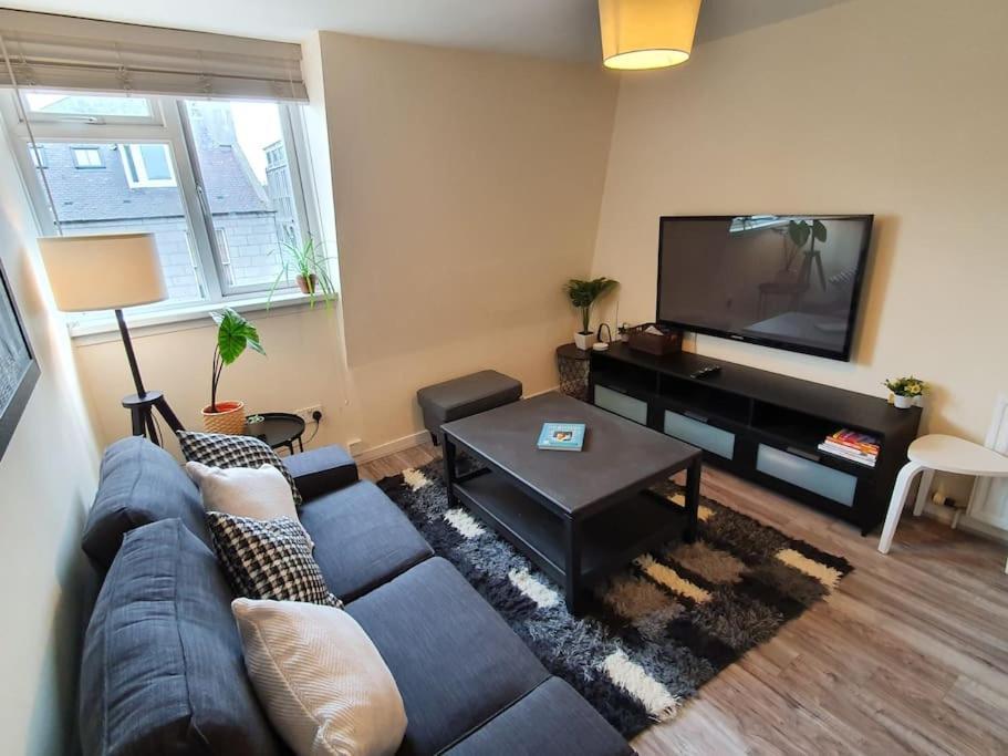 Lovely, Comfortable And Bright 3 Bedroom Floor Flat In Centre Apartment *