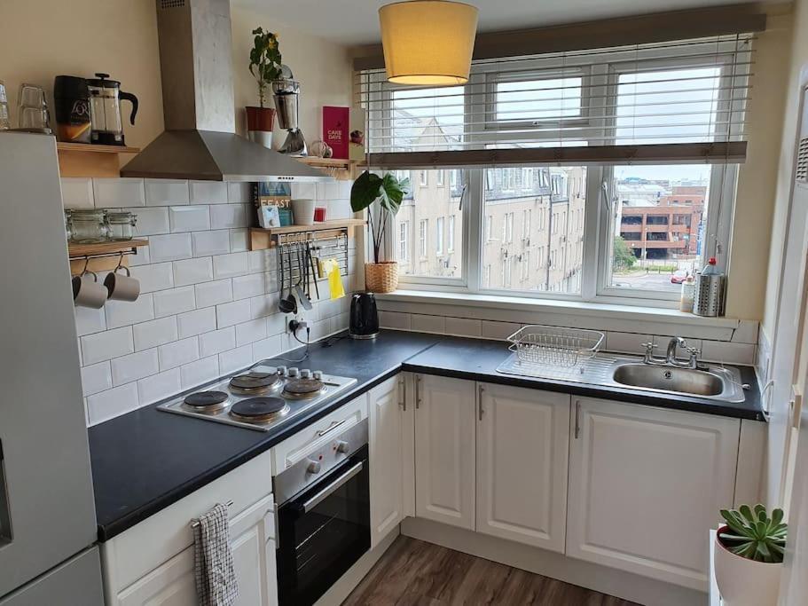 Lovely, Comfortable And Bright 3 Bedroom Floor Flat In Centre