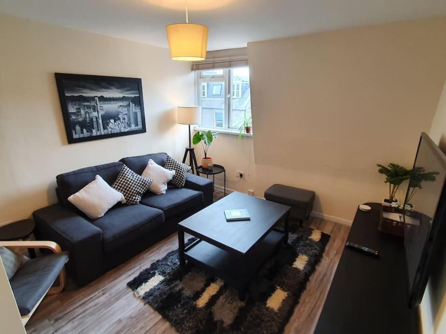 Lovely, Comfortable And Bright 3 Bedroom Floor Flat In Centre Apartment *