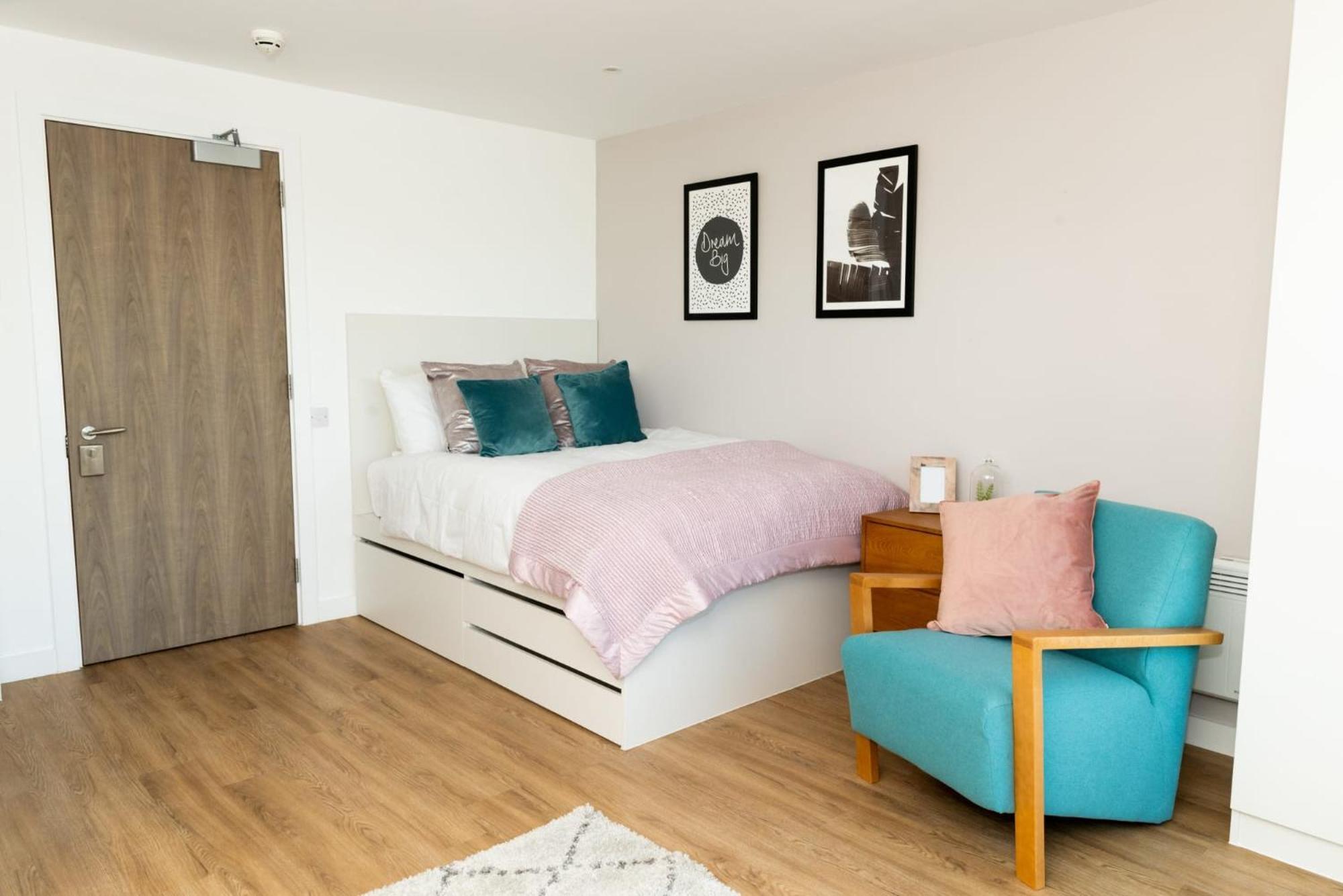 Chic And At The Point In Apartment *
