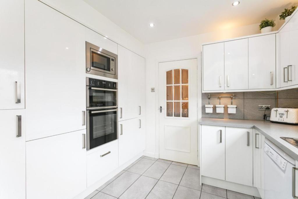 Cozy 3 Bedroom House Near Ari And Centre, Ab16, Wifi, Parking, Netflix, Pet - Friendly Guest house Aberdeen